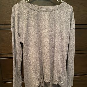 grey long sleeve shirt